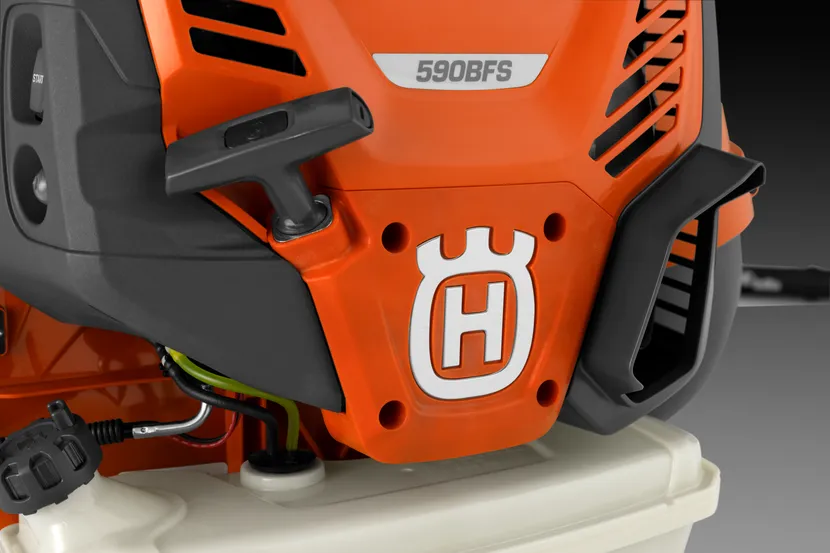 Husqvarna 590BTS zapewnia łatwą wymianę linki rozrusznika Husqvarna 590BTS zapewnia łatwą wymianę linki rozrusznika